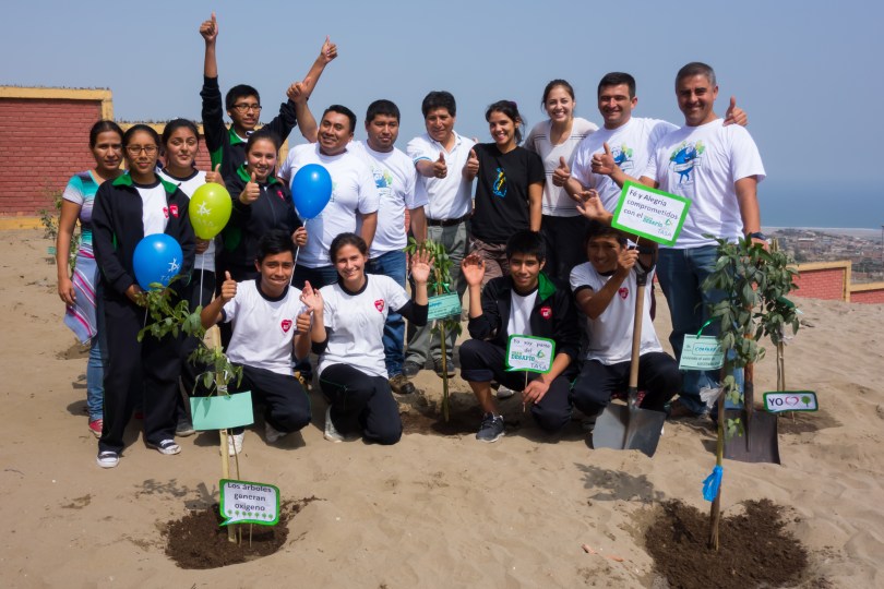 Pro Delphinus also works with Tasa, one of the largest industrial fishing companies in Peru. We joined Tasa fishers and administrators in an annual philanthropy event, planting trees at a local school. 