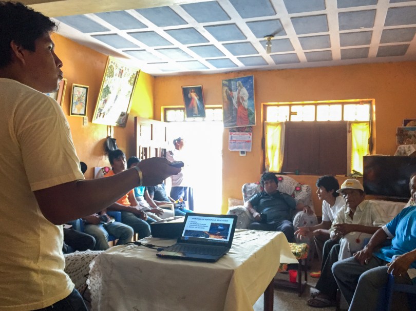 During the meeting with fishermen, Sergio gave a presentation on the biology and ecology of sea turtles, and techniques for freeing them from fishing nets. 